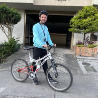 A new friend gave me his old bike to travel all around the city!