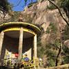 Those yellow thrones cost about 20 USD to have two workers carry you down the mountain