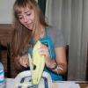 Learning how to correctly cut and make papaya salad