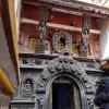 Muchas áreas en Katmandú, Nepal son históricas. Cuando caminas, es muy fácil a encontrar pedacitos de historias en los edificios con imágenes de dioses.