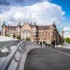 In love with its bikes, Copenhagen features many bike paths and, on narrow roads, integrates bikes into the flow of motor traffic