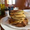 La otra mañana nos hizo pancakes para el desayuno--solo faltaba jarabe fresco de arce 