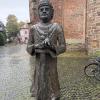 Eine Statue vor der Sankt Martin Kirche 
