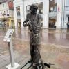Statue eines Glasherstellers. Im 19. Jahrhunderts war Glas eine wichtige Industrie in Nienburg.