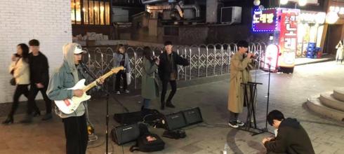 Hongdae is a great place to support local artists; many come out around 6:00 p.m. to play music or perform dance covers