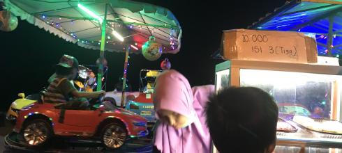 On the Kendari waterfront, you can buy three doughnuts for Rp. 10,000 or ride the Andong-andong merry-go-round as long as you want for the same price!