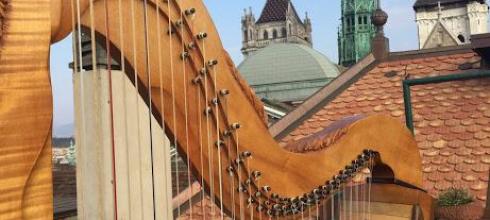 The harp on the terrace, a beautiful day to practice!