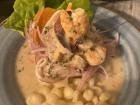 Un ceviche mixto que lleva pescado y otros mariscos