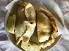 The empanadas of Tucumán stuffed with beef. You can squeeze lemon juice on top which makes them even more delicious. 