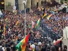 The two sides clash in La Paz, separated by police officers 