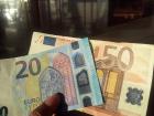 Here is a bill worth 20 euros and a bill worth 50 euros