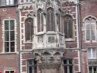 A closer view of the beautiful red flowers garnering the perimeter of Arenberg Castle