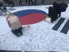On Independence Day, Korean people and foreigners wrote encouraging messages on the Korean flag