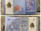 On the front of the 1 ringgit bill is a picture of Tuanku (King) Abdul Rahman, Malaysia's first ruler, while the back shows a Wau Bulan kite (pronounced WOW BOO-lan). 