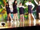 Si-yeon performing at school