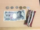 From left to right, there are 500, 100, 50, 10, 5, and 1 yen coins; there is a 1000 yen bill below and the coin purse I use beside it.