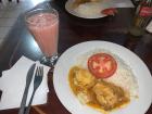 Seco de pollo, rice, a slice of tomato and frutilla (strawberry juice)