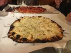 यह एक प्रसिद्ध आलू पिज़्ज़ा है। रेस्ट्रॉंट का नाम “सल्ल्यस” है।