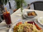 A mixed salad and croquets / Una ensalada mixta y croquetas 