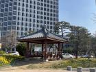 Passing by a temple on my way to the Han River