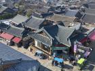 A bird's-eye view of Jeonju's beautiful neighborhood with traditional houses, from a café on the 5th floor!