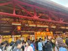 Joining the community to do bài bài 拜拜 at Xíngtiān Gōng 行天宮