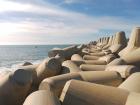 These are called "tetrapods", and they hold back the waves in the Kenitra harbor