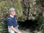 A punto de bajar a una cueva local