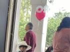 A little kid (un niño) who was having a great staring contest with me through the window.