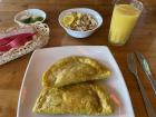 Empanadas de camarón (shrimp empanadas) with maracúya juice.