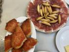 Jamón ibérico, pistos y tostada con tomate 