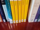 Copies of Thomas Kuhn's "The Structure of Scientific Revolutions" translated into French