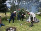 En la celebración de Pachamanka cerca de Otavalo, preparando la comida en la tierra