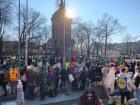 Karneval crowds around the water tower watching the floats 
