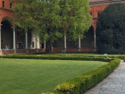 A side exit of the courtyard. Students often take this turn to avoid crossing!