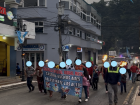 Students carrying the antorcha (the torch) through Palestina