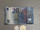 This is what euros look like: one euro and two euros are in coins, and the rest comes in paper bills