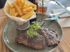 une entrecôte avec des frites