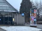 Sign with large "U" indicating the entrance to an U-Bahn station