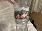 Una botella de agua grande- ¡mantente hidratado!