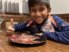 Mi primo menor y su plato favorito, jamón
