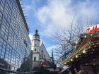 The famous Thomaskirche (Church of St. Thomas) in the background of the Christmas market