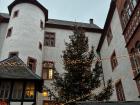 Ein Weihnachtsmarkt in einem Schloss in Alzenau