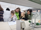 Lola y yo participando en un proyecto de ciencias!/Lola and I participating in a science project!