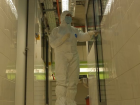 Inside the lab, it is necessary to wear protective clothing, in order to not contaminate the samples.