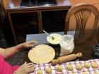 Haciendo empanadas de queso - otra opción típica de la merienda 