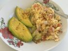 Huevos revueltos con un aguacate fresco