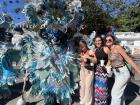 Con amigas y un miembro del equipo de baile para Carnaval Dominicano en La Vega