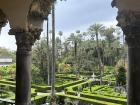 Los jardines bonitos en Real Alcazar durante mi viaje a Sevilla 