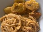 Dominican spaghetti with a side of tostones / Espaguetis dominicanos con acompañamiento de tostones